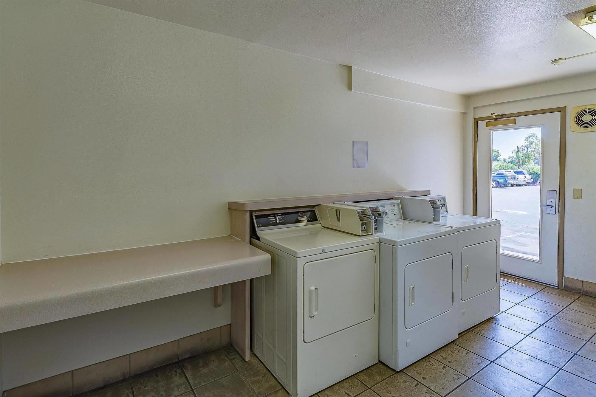 Motel 6-Fresno, Ca - Yosemite Hwy Екстериор снимка